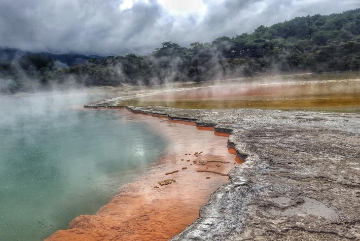 Source d'eau géothermique et volcanique