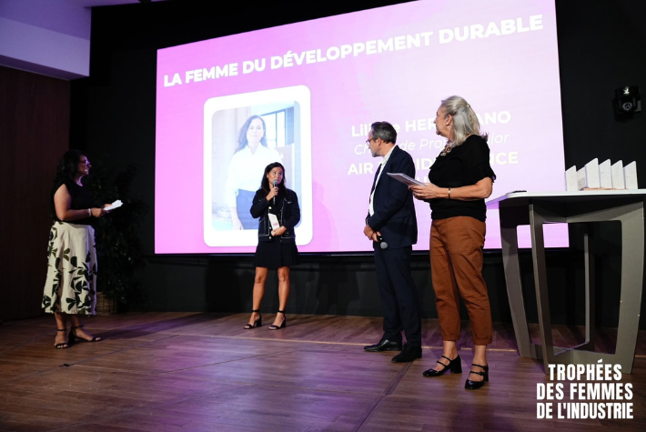Liliane Herculano receives the trophy "Femme du développement durable"