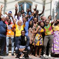 La direction et le staff de l’école aux côtés des étudiants, aux couleurs de l’Afrique.