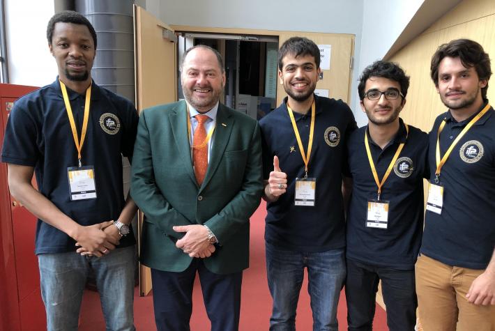 L'équipe qualifiée, avec le Président de la SPE, Darcy Spady : Akif Hajiyev, Ebio Vitor, Ibrahim Tahiru, Mohamed Al Balushi