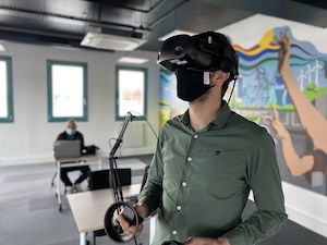 Un enseignant teste les manettes de réalité virtuelle.
